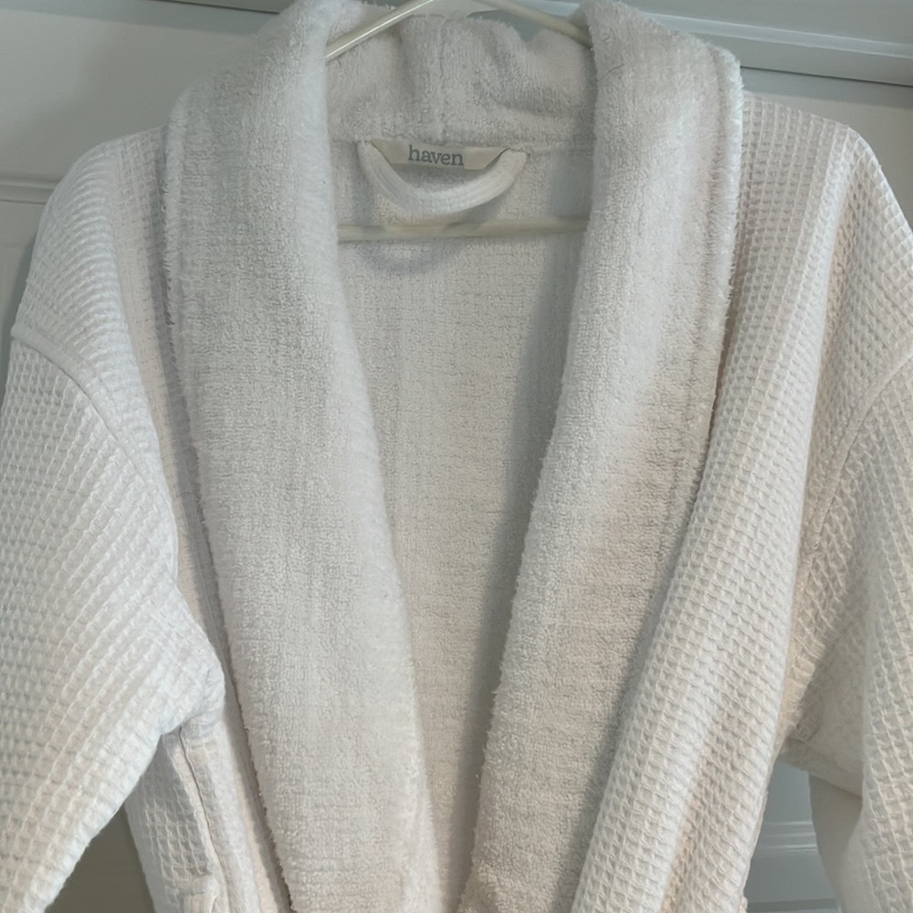 Cozy L/XL haven bathrobe waffle weave on outside, terrycloth on inside - Picture 3 of 5